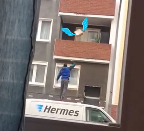 hermes pakete balkon|Hermes: Paketbote wirft Pakete auf Balkon .